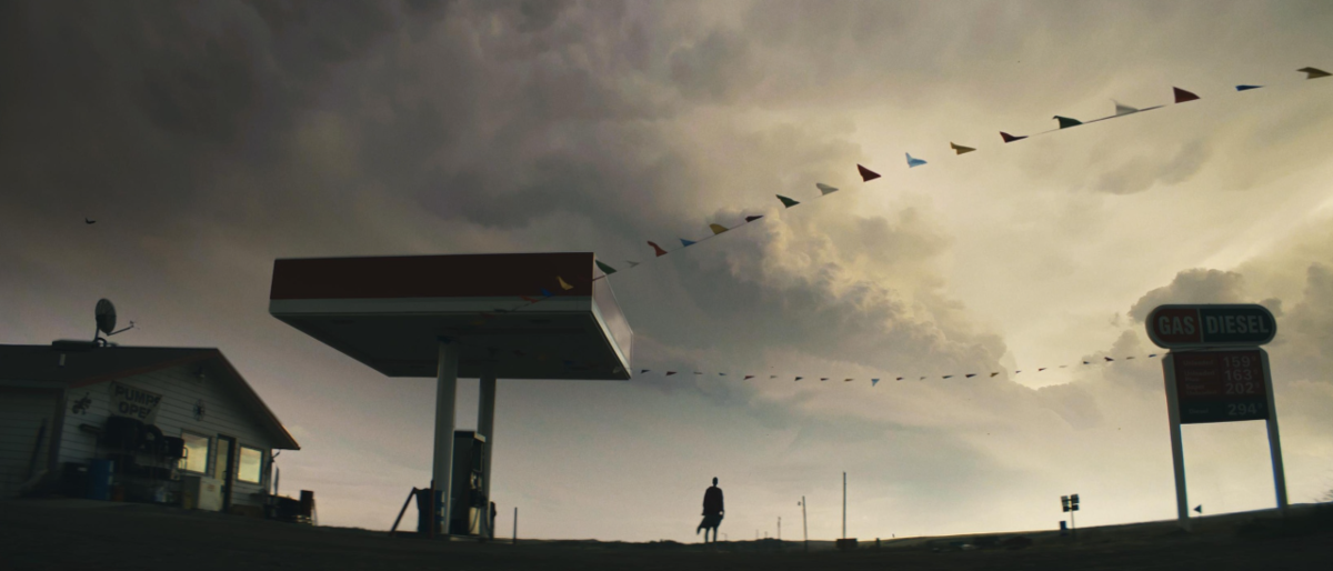 Кадр из фильма "Торнадо" /Суперсмерч/ Supercell (2023), режиссёр Херберт Джеймс Уинтерстерн
