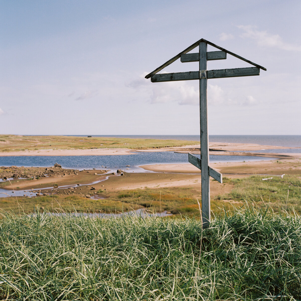 Река Югина впадает в Белое море.  