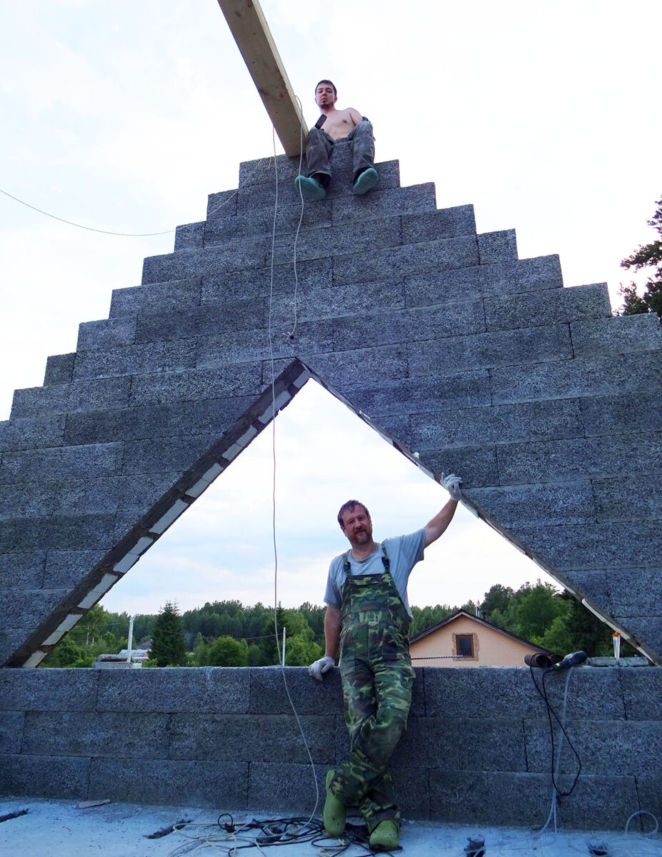 За это окно развернулась битва между Главным и Младшим. Младший на стене восседает. Как Шалтай-Болтай.