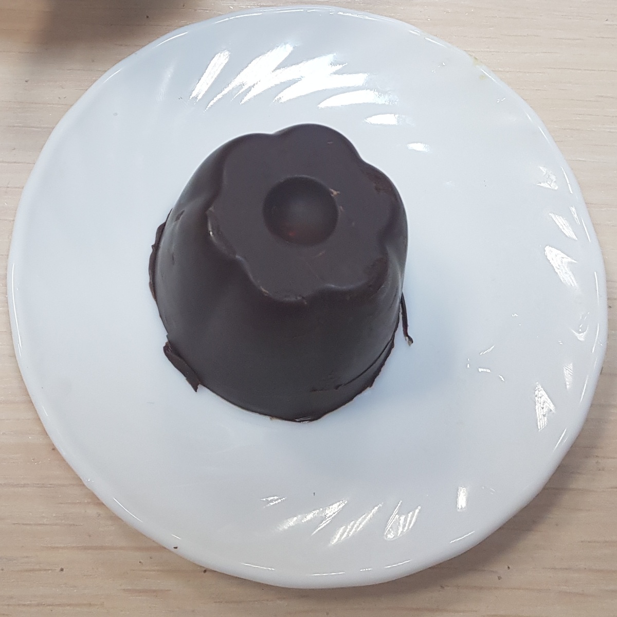 Поделюсь сегодня своим меню. На завтрак я съела глазированный сырок собственного приготовления (глазурь из растопленного на водяной бане темного шоколада 80% какао и творожная масса с вишней).
 На обед я ела салат "ахи с тунцом", который заказала с доставкой. Очень вкусный, кстати 😋. 