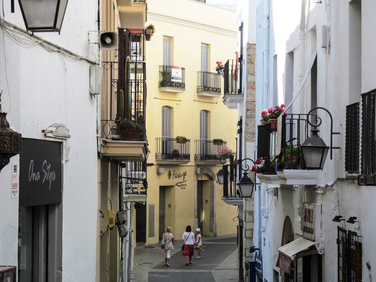 Ситжес - город с бесконечно длинными узкими улочками.
