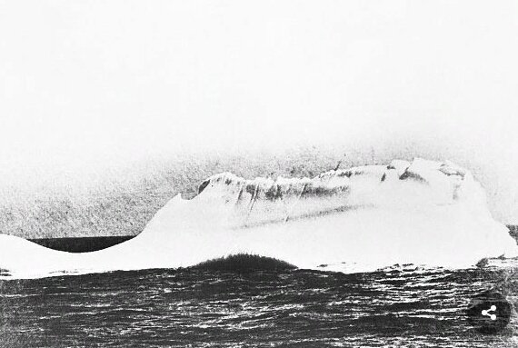 Фото сделано с корабля "Minia" . По словам капитан, на айсберге были четко видны следы, от столкновения с Титаником.