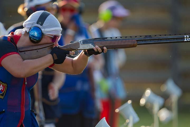 Спортсмен по тарелочкам. Оружие для стендовой стрельбы. Стрелковый спорт фотокартины. Гранд спорт стрельба.