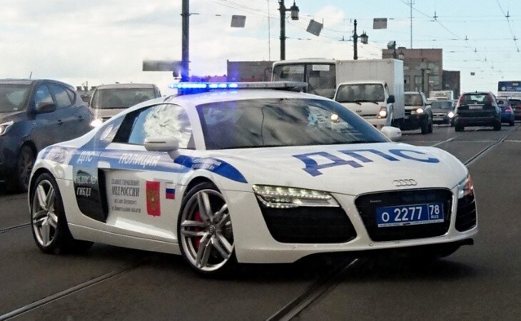 Audi R8. По номеру видно, что это не ОАЭ, а Петербург