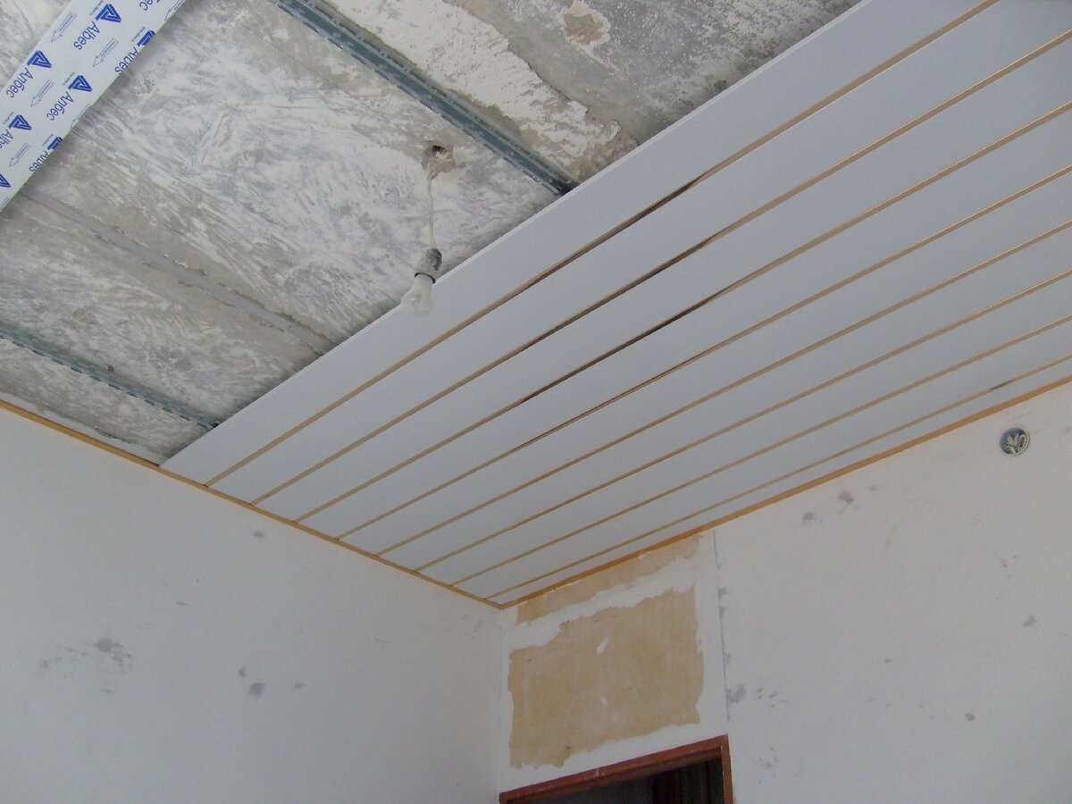 реечный потолок из дерева в Пензе