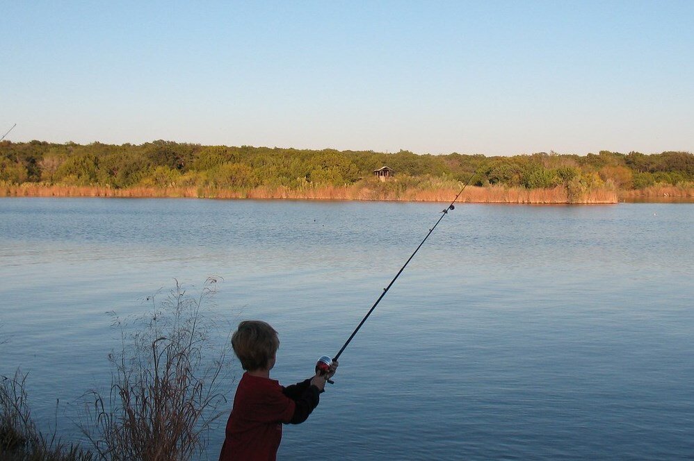 На небольшой реке вам будет достаточно удилища 5-6 метров, но если она уже средних размеров, то 7-8 метров