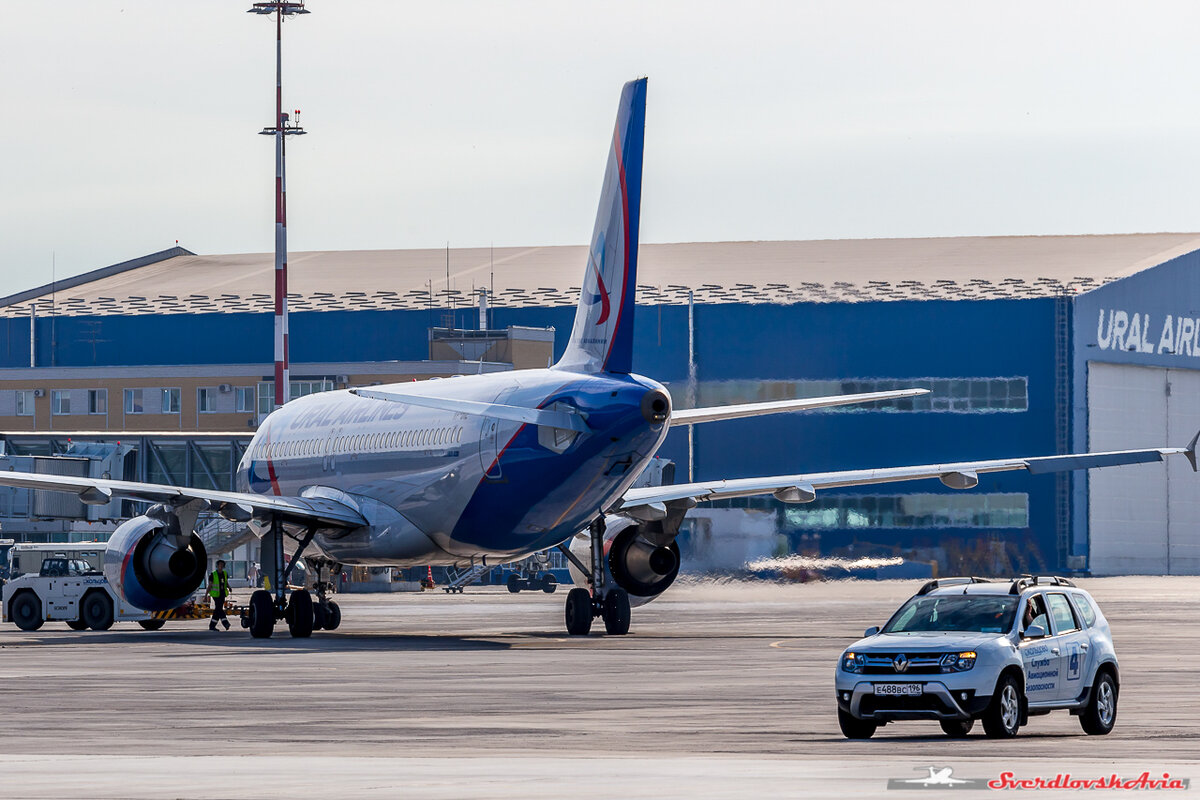 транспортные средства в аэропорту. машины аэропорта. транспортные средства в аэропорту. машины аэропорта. аэродромная служба аэропорта внуково.