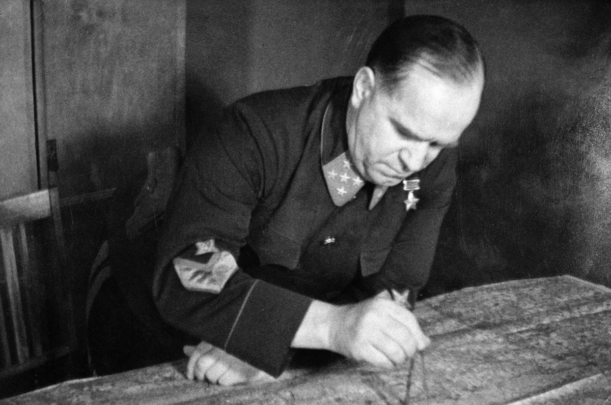 Будущий маршал будущей Победы Георгий Константинович Жуков над картой