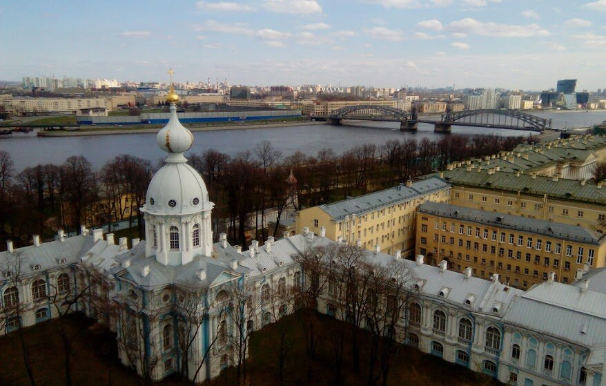 Смотровые площадки в санкт петербурге соборы. Смотровая площадка Смольного собора. Смольный монастырь видовая площадка. Колокольня Смольного собора в Санкт-Петербурге. Вид СПБ С колокольни Смольного собора.