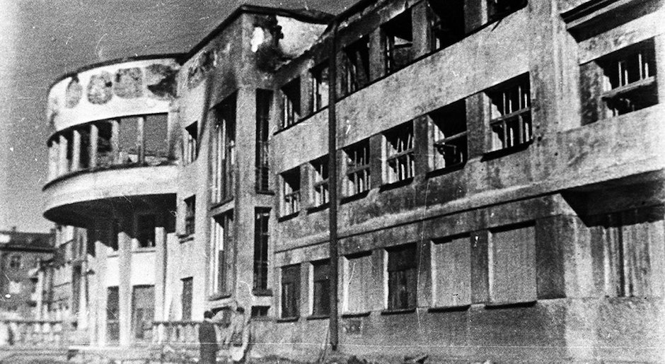 Дворец культуры им. Кирова, разрушенный в июле 1942 года. Фото © РИА «Новости»