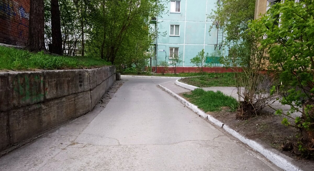 Шла в сторону зеленого дома, примерно, где справа граница газона и тротуара - той зимой там был сплошной высокий сугроб