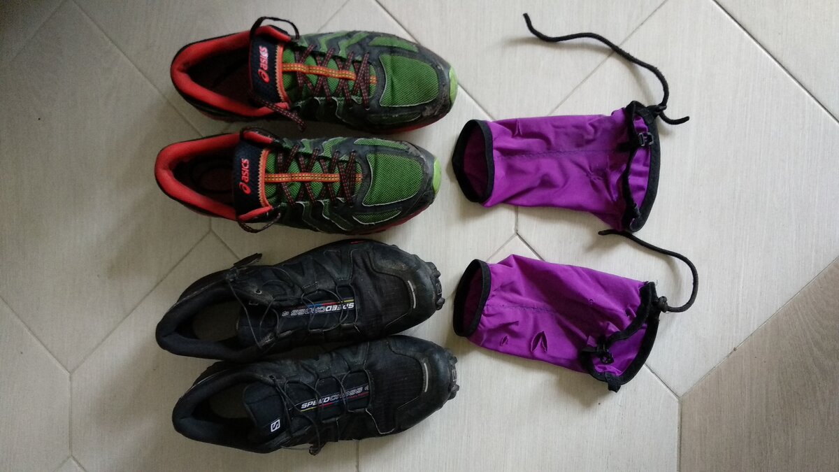 Asics FujiAttack (1000км пробега+2ММБ, ещё живы), Salomon Speedcross 4 Wide Black (300км трейлов+100 по горам+1ММБ, стоят своих денег), гамаши Nerpa Gear Perch (лёгкие, недорогие, рвутся, но задачу свою выполняют)