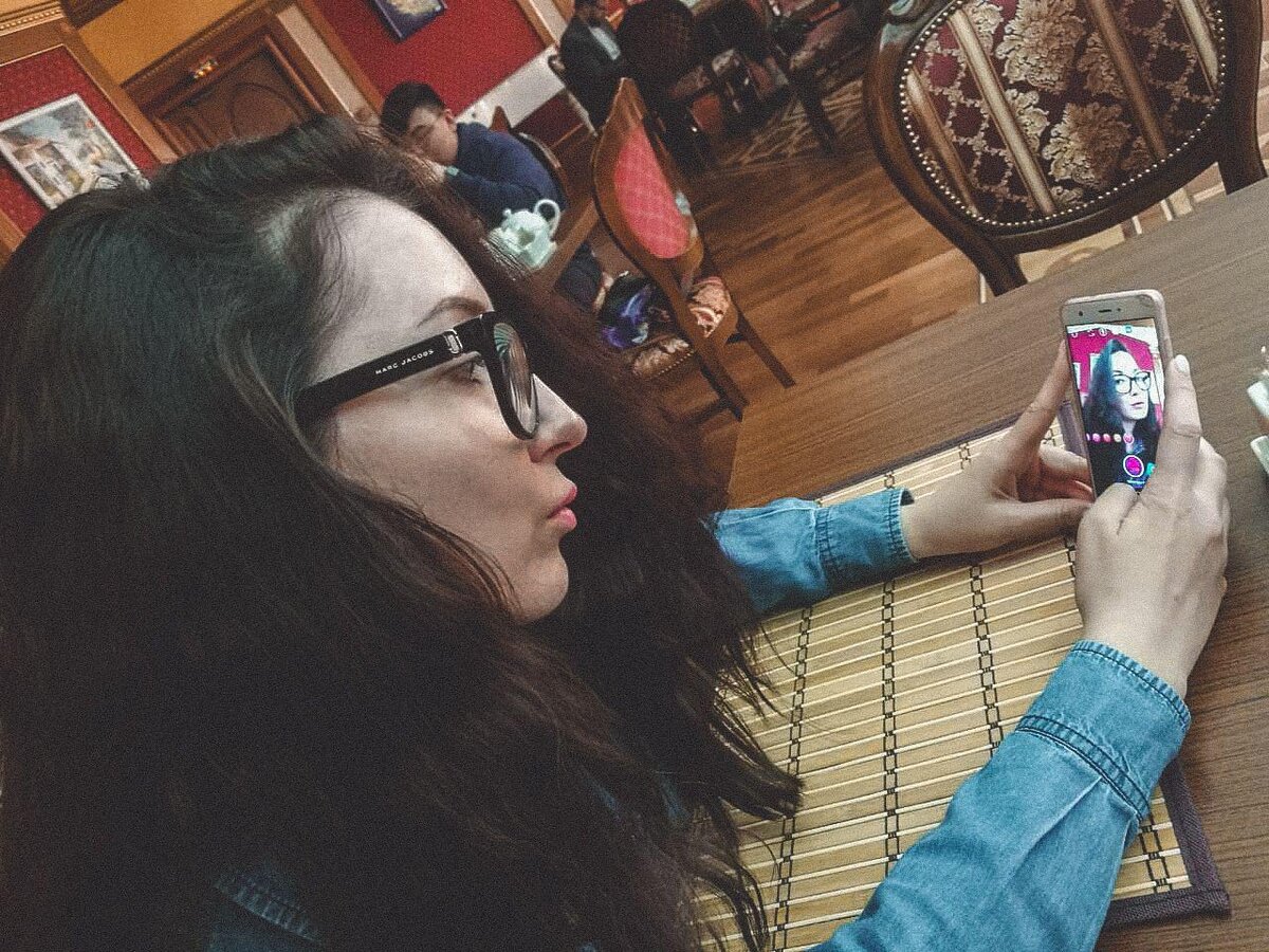 Автор блога в образе Instagram-блогера.