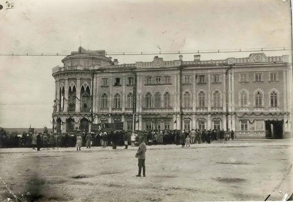 Праздничное шествие у дома Севастьянова 