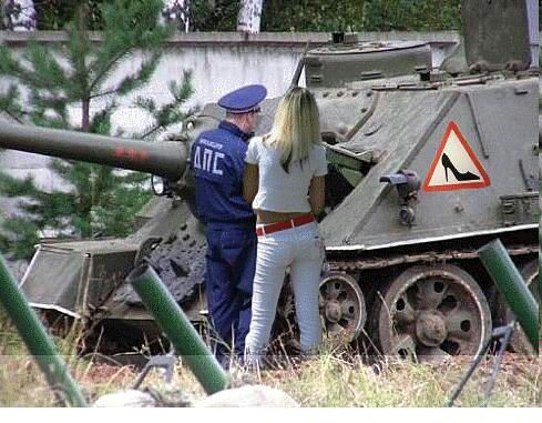 "Какой движок?"НОРМАЛЬНЫЙ! А ЧТО?  " прет как танк" НУ, ЭТО КОГДА КАК!.ЖЕНСКАЯ МОДЕЛЬ."А ЧТО, БЫВАЕТ ЕЩЁ  ДРУГАЯ?" КОНЕЧНО.МОДЕЛЬ-ТРАНСФОРМЕР. "ЗАТОЧЕНА" ПОД  ЛЮБОГО ИНСПЕКТОРА."интересно"!!!а что внутри? ДА КАК ОБЫЧНО: АПТЕЧКА, И Т.Д. АВАРИЙНЫЙ ЗНАК... ТОЛЬКО КОМФОРТНЕЕ!" поглядим?"НУ-У не знаю... может потом?" а что так?" ТОРОПЛЮСЬ, НАДО ПРИЧЕСОН УСПЕТЬ СДЕЛАТЬ, У НАС ПОКАЗЫ, А Я ТУТ С ВАМИ ВРЕМЯ ПРОВОЖУ. НЕ ПОЙМУТ! "кто?"ДА все наши,.. такая тачка,.. а я каждому инспектору  показывать должна. И ТАК ПОНЯТНО" МАДЕ ИН  ЧИНА". на все времена.. "А-А-А!!""счастливого пути!!"... блин, чего только не увидишь? " блондинка, а на такой тачке? где их только учат?"                                                                  С УВАЖЕНИЕМ .СЕРГЕЙ!