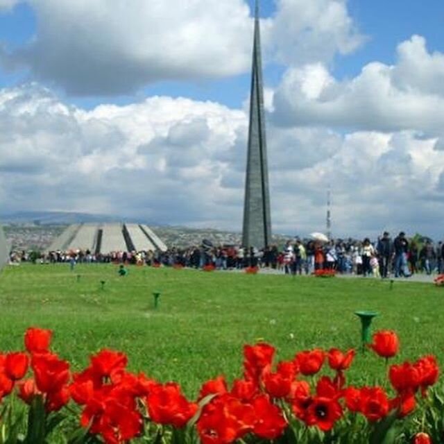Цицернакаберд - мемориал, посвященный памяти жертв геноцида армян