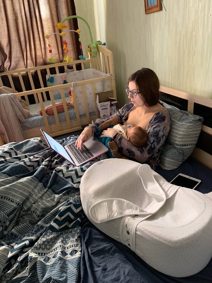 Здесь я пытаюсь совместить материнство (малыш спал только на руках) и подработку