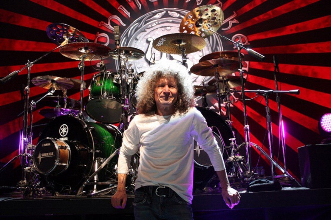 Томми олдридж 2023. Барабанщик whitesnake. Барабанщик whitesnake. Барабанщик вайтснейк томми олдридж. Даг олдридж whitesnake.