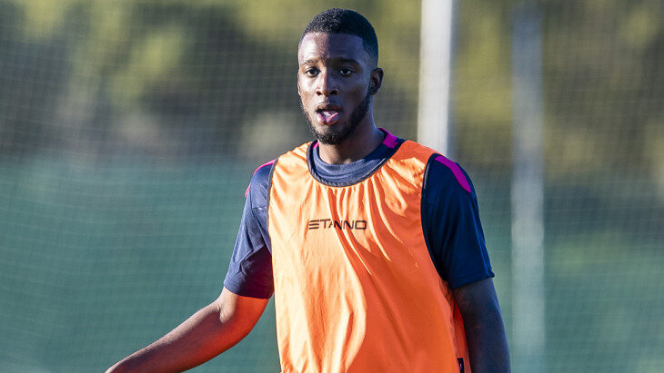 Ришедли Базур, полузащитник «Витесса»