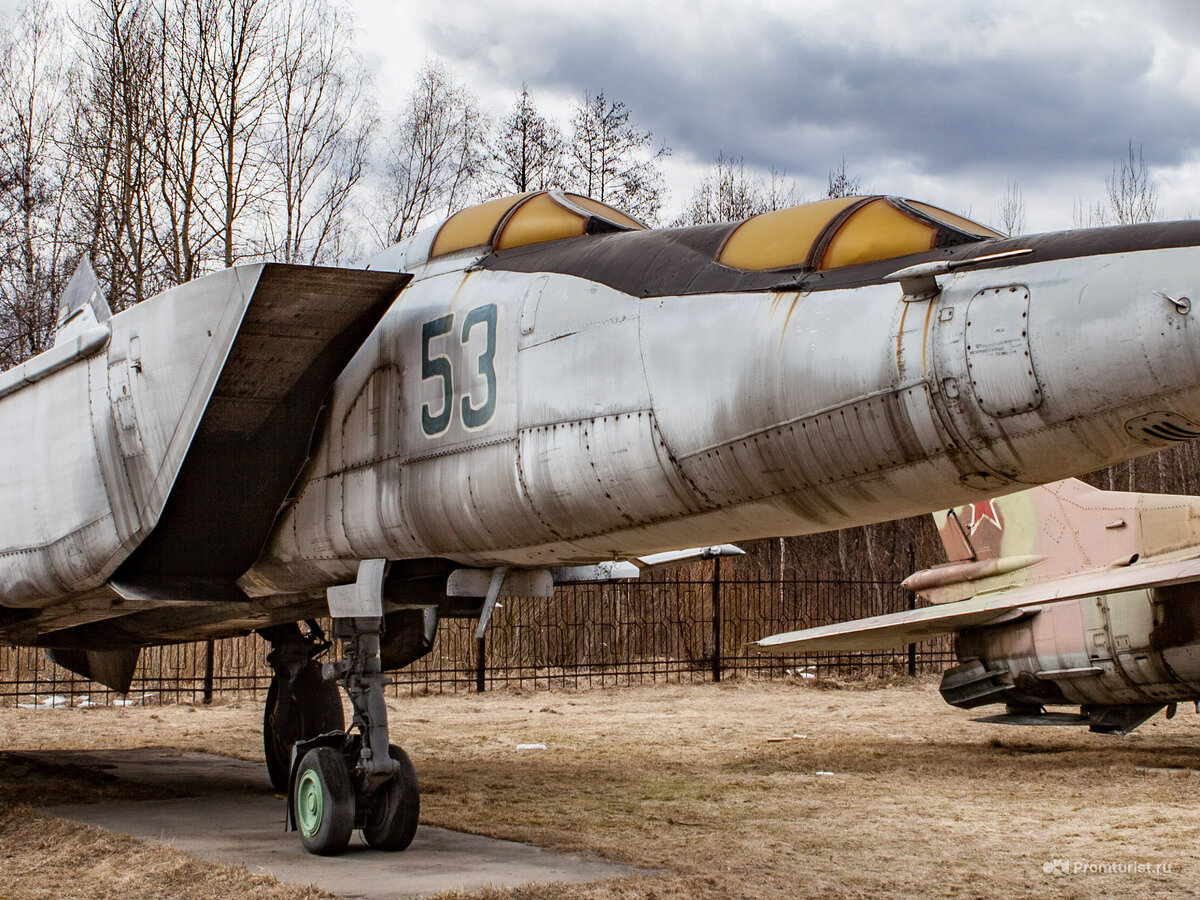 Зачем перехватчику МиГ-25ПУ две кабины и за что его любили лётчики ?‍??‍?✈️
