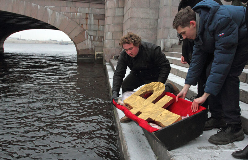 Санкт-Петербург, 2014 год. Активисты движения "Весна" отправили рубль в "свободное плавание" по Неве. Фото: zaks.ru
