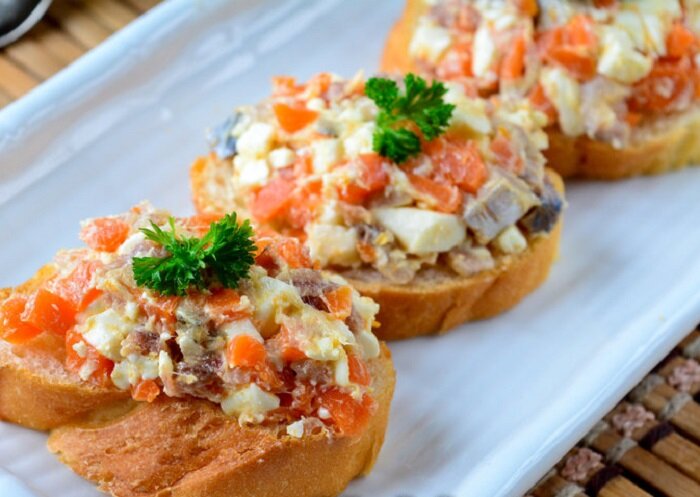 Закуска “по-советски” из селедки и плавленного сырка