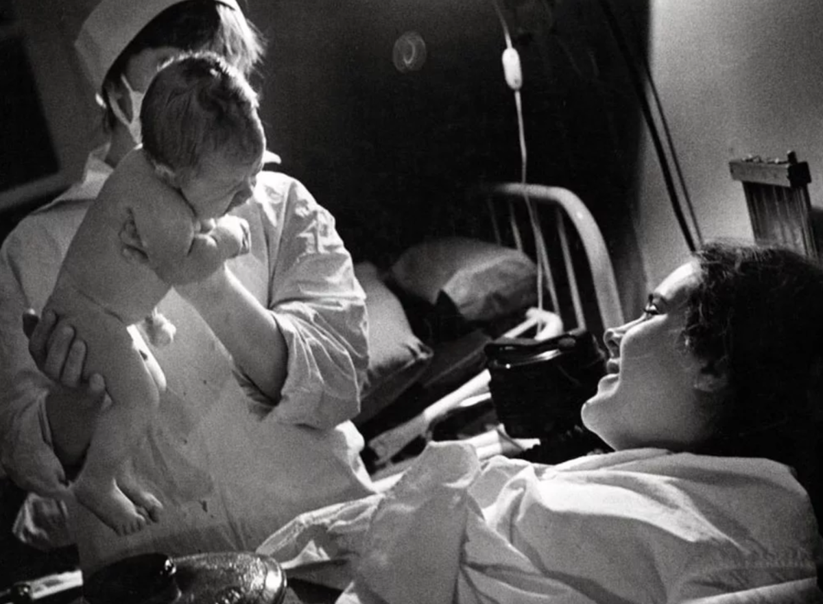 Исторический снимок зафиксировавший роды в СССР. Источник: Яндекс Картинки