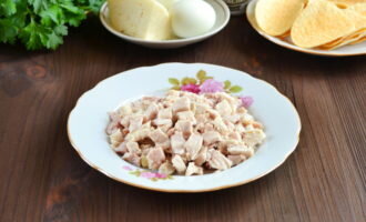 С подготовленных бедер удаляем кожу, снимаем филе с костей и нарезаем на средние кусочки.