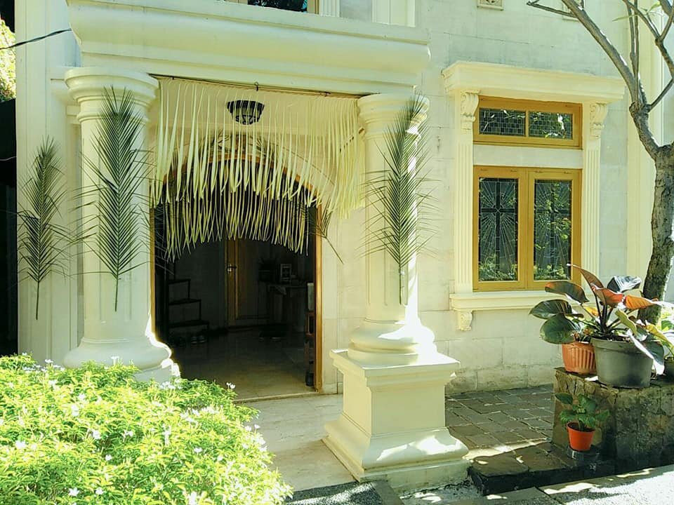 вход в здание церкви St. Thomas Orthodox Church Indonesia в Джакарте 