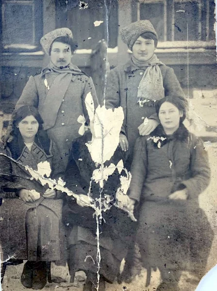 Мой дедушка Андрей и бабушка Таня с соседями. Фото из семейного архива автора.