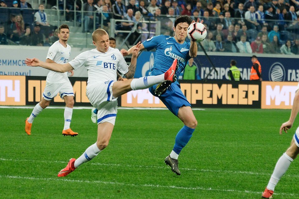 Азмун в борьбе с игроком Динамо
Источник: https://s11.stc.all.kpcdn.net/share/i/12/11170646/inx960x640.jpg