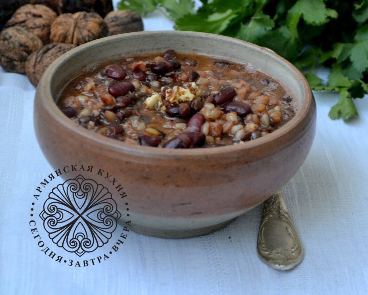 Шорва(Ореховый суп) На армянском название этого супа звучит очень интересно: փըթ-փըթ. Если прислушаться, как варится густая похлебка из круп, то можно услышать, как она пыхтит, именно пыхтит, а не булькает, когда остается мало воды в кастрюле. Поэтму мусалерцы и назвали этот суп именно так. Как написать на русском, я не знаю, поэтому оставила только первую часть названия. Слово "шорва" в армянский язык пришло из древнеиранского, и обозначает густой наваристый суп. И если в других кухнях это может быть суп с мясом, то в армянской кухне "Шорва" означает густой суп из круп и бобовых. Вот и этот суп мусалерской кухни варится из фасоли, чечевицы, нута(сисера) и дзавара, да еще и приправляется орехами и чесноком. Маленький совет, варите его в выходной, потому что эффет от этого супа, как от хаша: клонит в сон и вообще не хочешь ничего делать)) Во всяком случае, с нами так и было :)
Итак, нам понадобится по полсткана фасоли, чечевицы, нута и дзавара. Нут и фасоль надо заранее замочить и отварить. Отвар после фасоли сохранить и в этот отвар добавляем чечевицу и дзавар(предварительно замочить на ночь). Когда крупы готовы, добавить 1/2 стакана измельченных грецких орехов. В сковороде раскалить растительное масло( у меня подсолнечное), добавить 2 ст. ложки томатной пасты(я варила без), красный перец, 3 измельченных зубчика чеснока. Добавить зажарку к шорве, потомить немного и снять с огня.
Спасибо за лайки и репосты :) жду комментариев: расскажите про ваши рецепты из фасоли
#армянскаякухня #шорва #суп #чечевица #фасоль