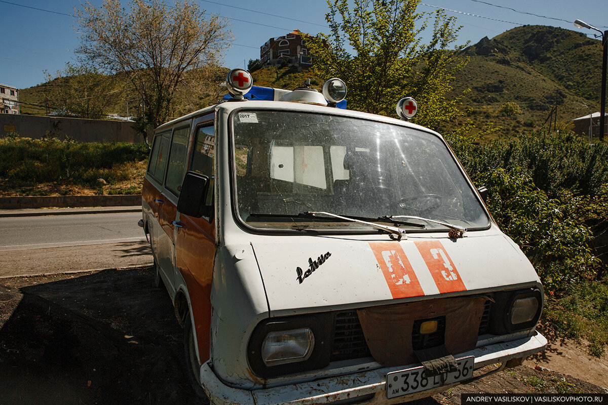 К сожалению, нормально подобраться спереди к машине было почти невозможно