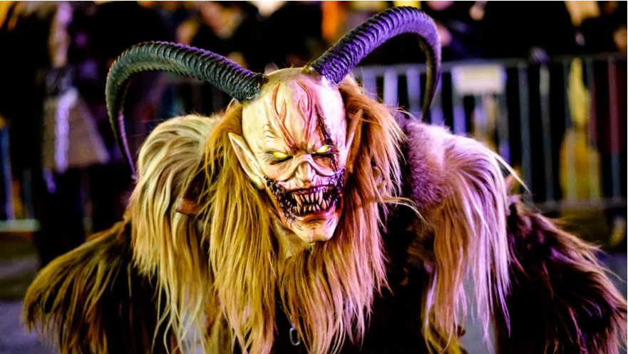 Фигура Крампуса в Хаймштеттене, Германия, FOOTTOO / ISTOCK ЧЕРЕЗ GETTY IMAGES