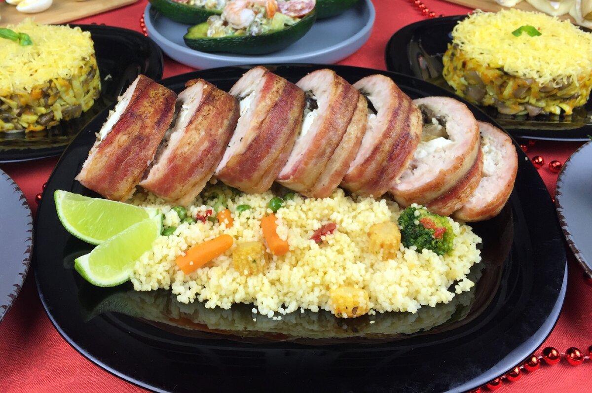 Вариант для подачи - нарезаем на порционные кусочки и выкладываем на гарнир