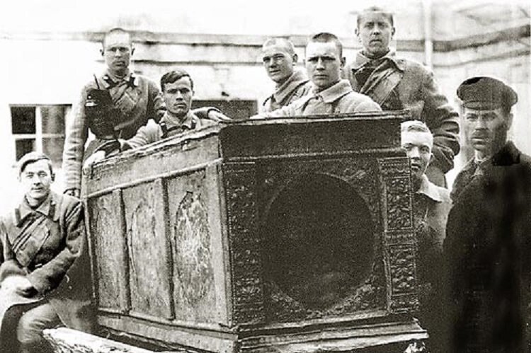 В 1922 году раку вскрыли повторно - на этот раз публично. Фоторепродукция из открытых источников.