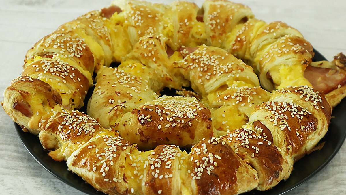 Слоеная выпечка с ветчиной и сыром