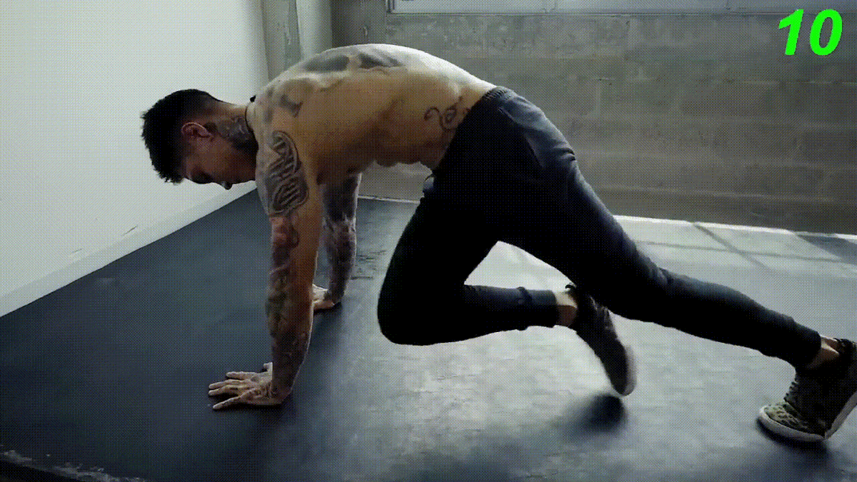 Тянемся к противоположной стороне, колени к локтям. Чем сильнее вы скручиваете тело, тем сильнее задействуете косые и прямые мышцы живота.