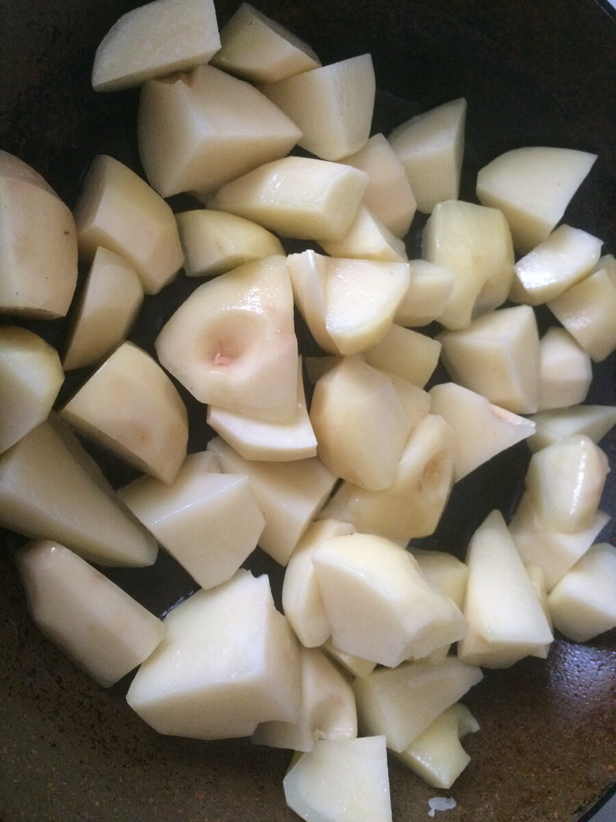 Вот такими большими кусочками мы любим есть картошку. Раньше это были дольки, но так мне кажется не только быстрее, но и вкуснее.
