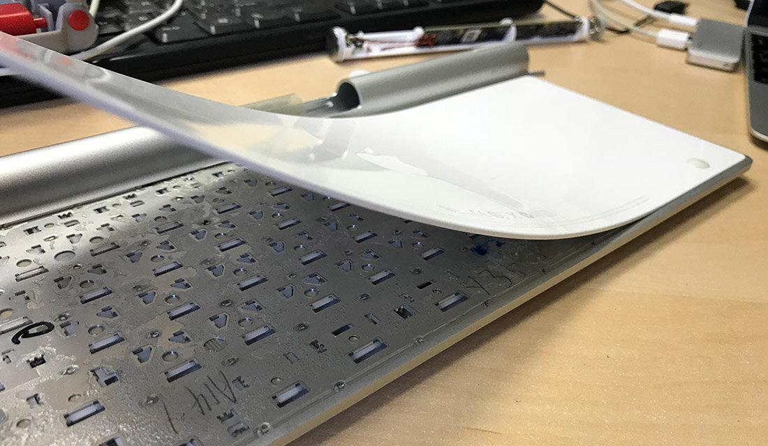 Процесс разборки Apple Wireless Keyboard (по сути она неразборная)