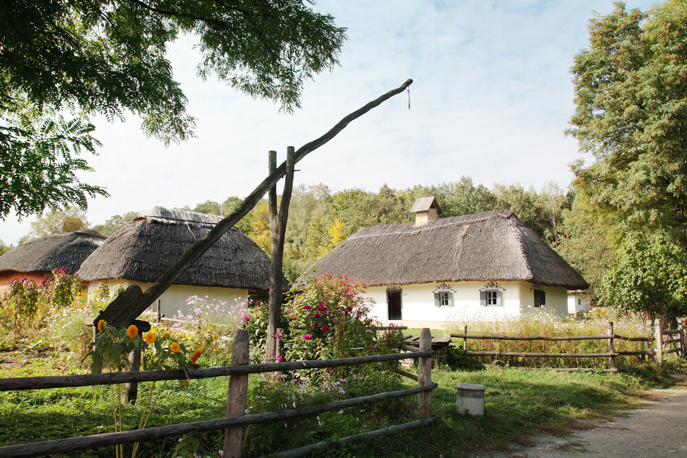 Подобна село. Украинская хата Мазанка 17 века. Украинские хаты деревня. Украинское село 2022.