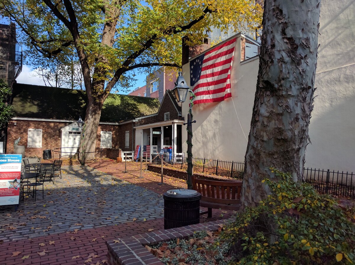 Дом Бетси Росс в Филадельфии. Именно она придумала флаг  США.