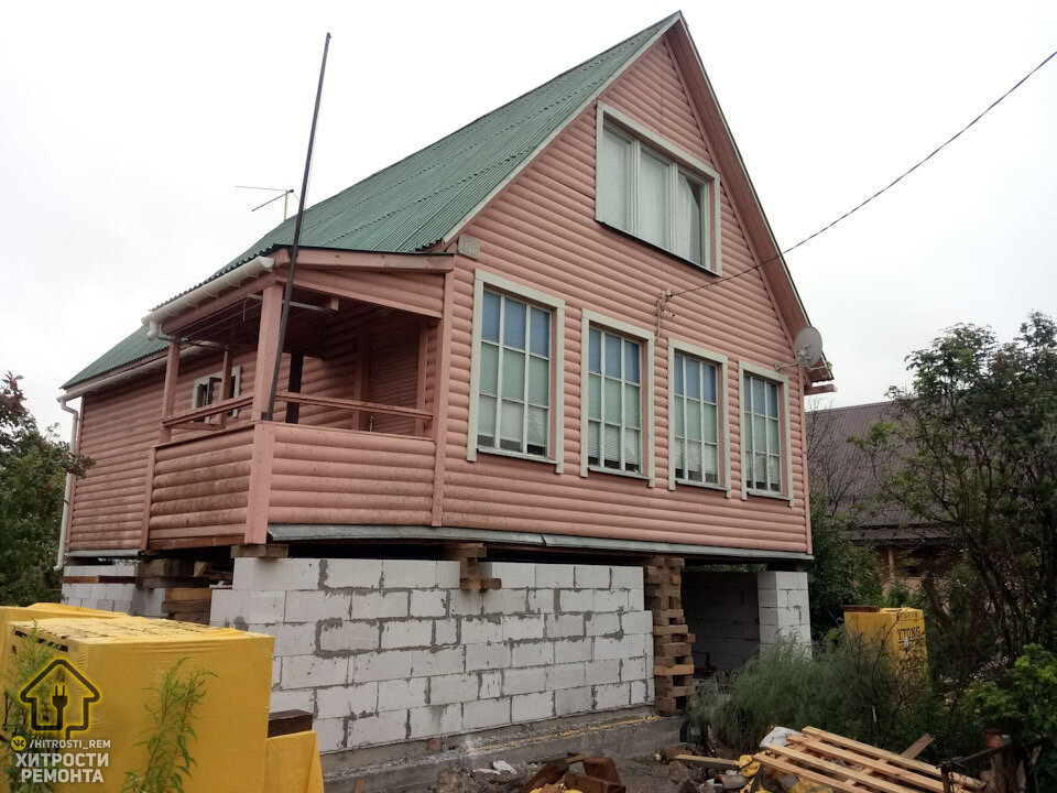 Мужчина домкратами поднял деревянный дом, чтобы построить под ним гараж. Фото До/После.