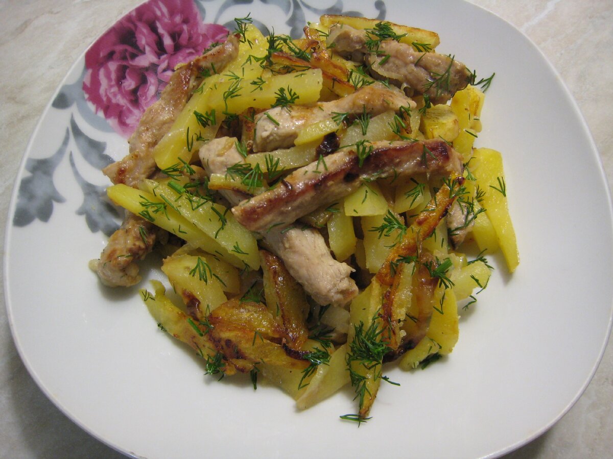 Картошка с мясом на сковороде рецепт. Жареная картошка с мясом. Жареная картошка с зеленью. Жареная картошка с мясом и зеленью. Картошка с мясом на сковороде