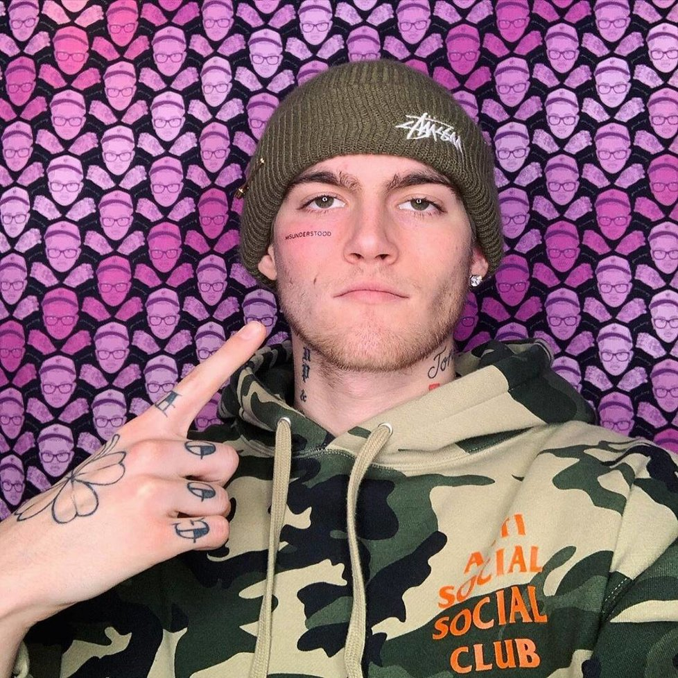 Пресли Гербер с новой татуировкой на лице