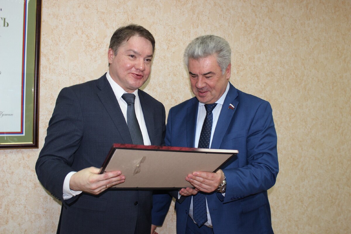 Амир Алямов слева