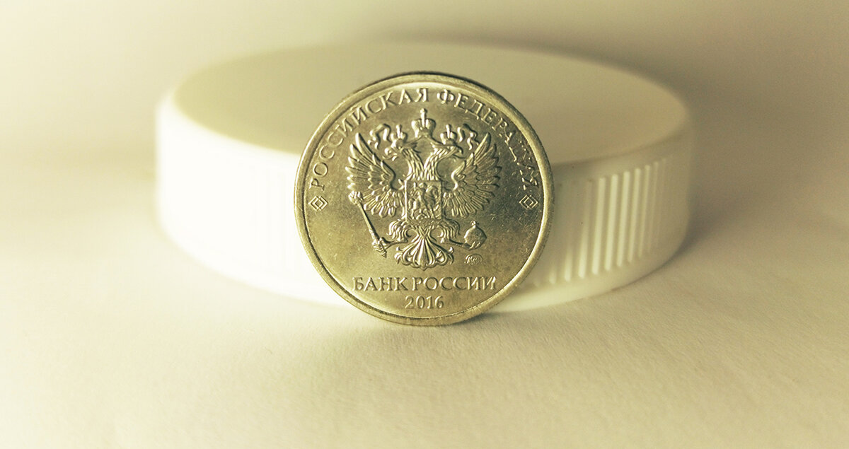 около 300 рублей. купюра 100 рублей. около 300 рублей. новые 300 рублей. 300 рублевая купюра.