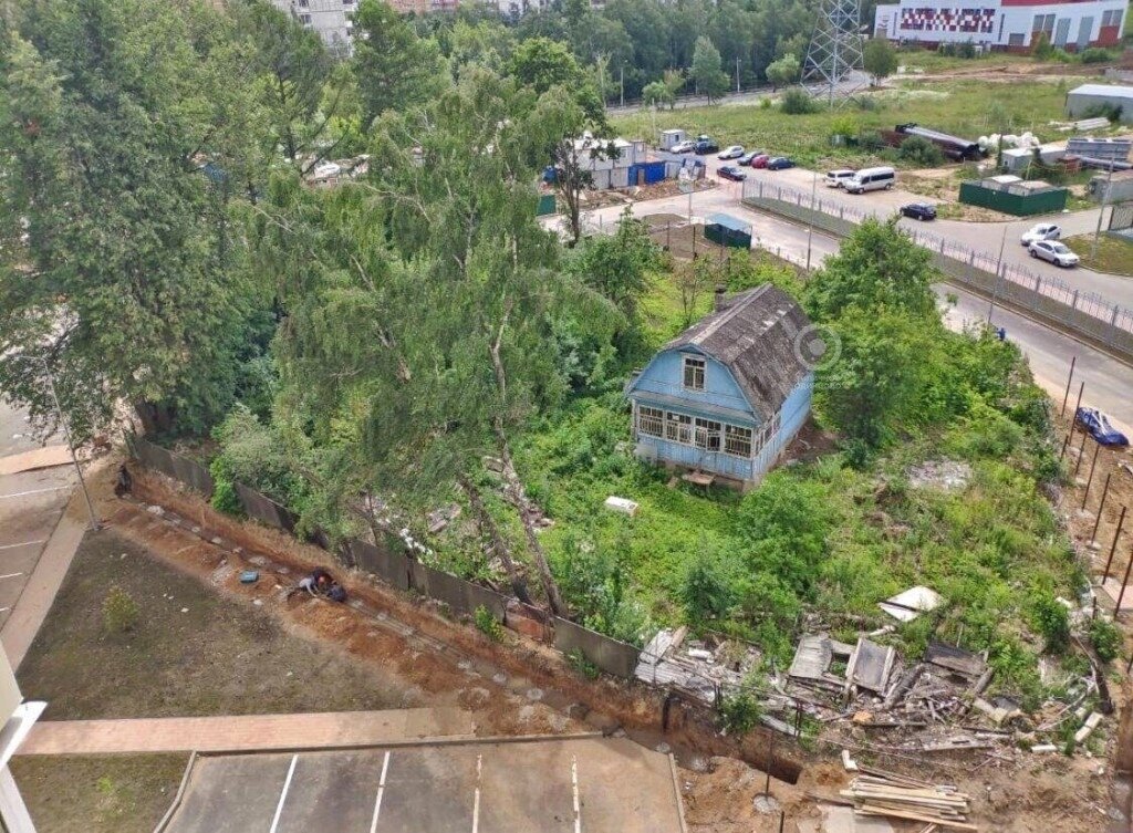 Частный дом во дворе многоэтажки. Почему собственник участка и застройщик не могут договориться?