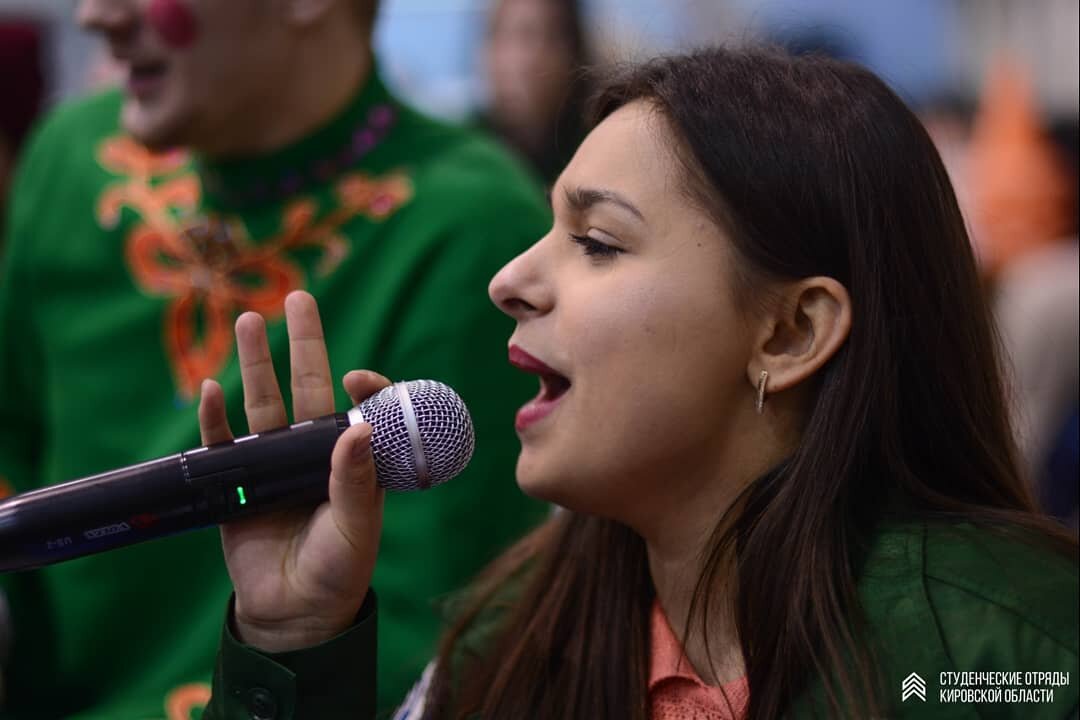 Возможно ли вылечить горло за 1 день?
Вылечить горло быстро, после того, как заболел, и снова вернуться к привычному образу жизни, хочет каждый человек. Полностью избавиться от признаков заболевания всего за 24 ч возможно, но только в том случае, если причиной недуга стало переохлаждение организма. Простуда легко лечится в течение суток без использования сильнодействующих препаратов.

Если причина воспалительного процесса в гортани связана с заражением организма бактериальной инфекцией, то полностью вылечить болезнь всего за 1 день не удастся.
Получится немного снизить боль, подавить дальнейшее развитие патогенных микроорганизмов, устранить прочие симптомы заболевания в виде высокой температуры, головной боли, лихорадки и озноба. Для лечения болей в горле бактериальной природы происхождения необходимо будет потратить от 3 до 5 дней.
Общие принципы лечения
Терапия больного горла включает в себя несколько методик, использование которых целесообразно в каждом конкретном случае, а также состоянии воспаленных тканей гортани.

Ниже перечислены общие принципы лечения, которые рекомендуется применять для устранения признаков воспаления в горле:

прием лекарственных препаратов с антибактериальными и противовоспалительными свойствами;
смазывание слизистой оболочки гортани антисептическими растворами;
полоскание горла;Как быстро вылечить горло в домашних условиях. Эффективные средства и методы
наложение на переднюю стенку шеи согревающих компрессов и горчичников;
прием минеральных и витаминных комплексов, поддерживающих защитную функцию иммунной системы;
ингаляции небулайзером;
питье теплых отваров лекарственных трав, получение которых осуществляется на основе рецептов народной медицины;
массаж верхней части грудной клетки и шеи;
растирание кожной поверхности гортани согревающими мазями.
При болезнетворной инфекции целесообразно использовать антибактериальные средства с инъекционным и таблетированным введением. Каждый из перечисленных способов лечения болей в горле может быть использован, как самостоятельный вид терапии, либо же применяться в комплексе с другими методиками.