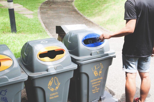 Источник фото: https://image.freepik.com/free-photo/man-throwing-plastic-bottle-recycle-trash-can_1428-75.jpg